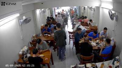 sang quán cơm vị trí đẹp, doanh thu ổn định