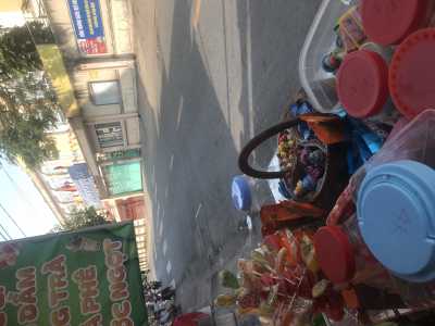 Sang quán trước trường thcs bán trà sữa, bánh kẹo