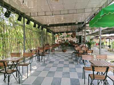 Mình cần sang nhượng lại toàn bộ dụng cụ bàn ghế đầy đủ của quán cafe .