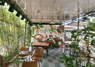 Mình cần sang nhượng lại toàn bộ dụng cụ bàn ghế đầy đủ của quán cafe .