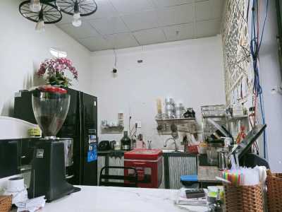 Mình cần sang nhượng lại toàn bộ dụng cụ bàn ghế đầy đủ của quán cafe .