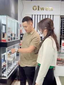 mình cần sang nhượng toàn bộ cửa hàng tại đường Nguyễn Hoàng vẫn đang hoạt
