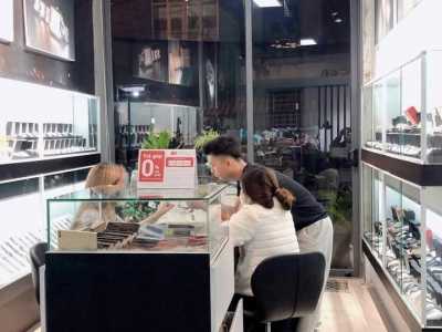 mình cần sang nhượng toàn bộ cửa hàng tại đường Nguyễn Hoàng vẫn đang hoạt
