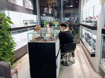mình cần sang nhượng toàn bộ cửa hàng tại đường Nguyễn Hoàng vẫn đang hoạt