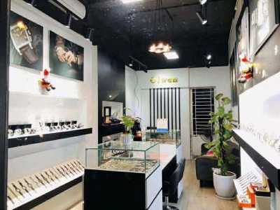 mình cần sang nhượng toàn bộ cửa hàng tại đường Nguyễn Hoàng vẫn đang hoạt