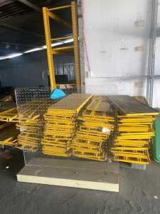 sang nhượng hệ thống kệ và đèn siêu thị chưa dùng đến ở      30/1 DT 743 an ph