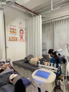 Dời về nhà Nên mình sang tiệm này ,lượng khách quen đông ổn định