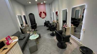 Em cần sang nhượng phía dưới là salon trên lầu làm gội đầu dưỡng sinh tại 21