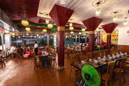 cần sang quán mặt tiền, căn góc, view đẹp không gian thoáng, có 6 phòng vip