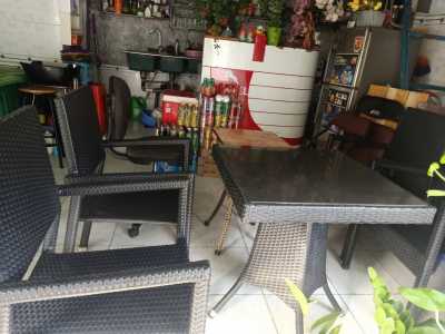 Do bận việc gia đình không người làm nên cần sang tiệm tóc nam nữ chung cafe