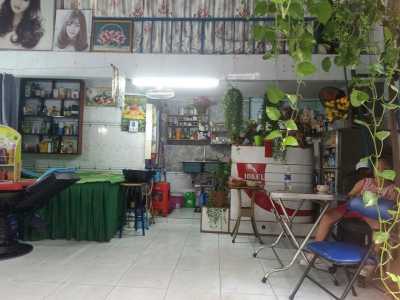 Do bận việc gia đình không người làm nên cần sang tiệm tóc nam nữ chung cafe