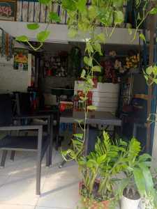 Do bận việc gia đình không người làm nên cần sang tiệm tóc nam nữ chung cafe