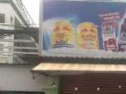 Sang quán trước trường thcs bán trà sữa, bánh kẹo