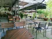 Mình cần sang nhượng lại toàn bộ dụng cụ bàn ghế đầy đủ của quán cafe .