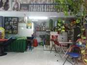 Do bận việc gia đình không người làm nên cần sang tiệm tóc nam nữ chung cafe